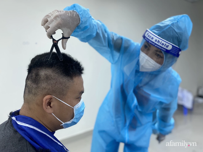 Tiếng nhạc thiết tha từ bệnh viện dã chiến trong đêm tối: Hát phục vụ 2.000 F0, cắt tóc cho bác sĩ điều trị COVID-19 - Ảnh 3.