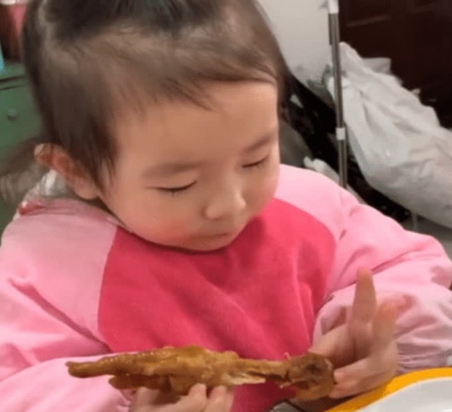 Đang gặm chân gà ngon lành, bé gái giật mình phát hiện "có gì đó không ổn", biểu cảm khó hiểu của cô bé gây sốt cộng đồng mạng - Ảnh 2. Đang gặm chân gà ngon lành, bé gái giật mình phát hiện "có gì đó không ổn", biểu cảm khó hiểu của cô bé gây sốt cộng đồng mạng - Ảnh 2.