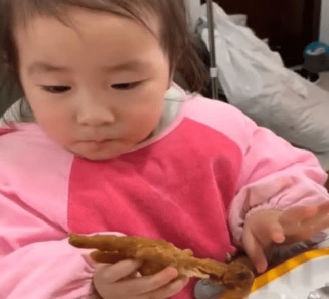 Đang gặm chân gà ngon lành, bé gái giật mình phát hiện "có gì đó không ổn", biểu cảm khó hiểu của cô bé gây sốt cộng đồng mạng - Ảnh 4. Đang gặm chân gà ngon lành, bé gái giật mình phát hiện "có gì đó không ổn", biểu cảm khó hiểu của cô bé gây sốt cộng đồng mạng - Ảnh 4.