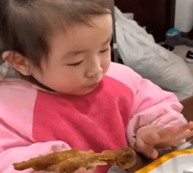 Đang gặm chân gà ngon lành, bé gái giật mình phát hiện "có gì đó không ổn", biểu cảm khó hiểu của cô bé gây sốt cộng đồng mạng - Ảnh 3. Đang gặm chân gà ngon lành, bé gái giật mình phát hiện "có gì đó không ổn", biểu cảm khó hiểu của cô bé gây sốt cộng đồng mạng - Ảnh 3.