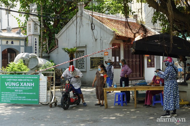 Hà Nội triển khai mô hình "vùng xanh" phòng chống dịch COVID-19, gần 50 "vùng xanh" được hình thành tại quận Hoàng Mai - Ảnh 3. Hà Nội triển khai mô hình "vùng xanh" phòng chống dịch COVID-19, gần 50 "vùng xanh" được hình thành tại quận Hoàng Mai - Ảnh 3.