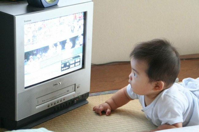 Trẻ sơ sinh và trẻ mới biết đi có nên coi TV không? Kết quả nghiên cứu này sẽ khiến nhiều người bất ngờ - Ảnh 1.
