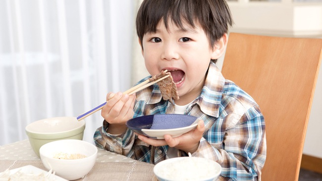 Bác sĩ nhi khuyến cáo 3 loại thức ăn này dễ cản trở xương phát triển, bố mẹ cần chú ý - Ảnh 1.