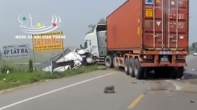 Kinh hoàng khoảnh khắc xe container đấu đầu xe tải, 2 vợ chồng tử vong thương tâm - Ảnh 3.