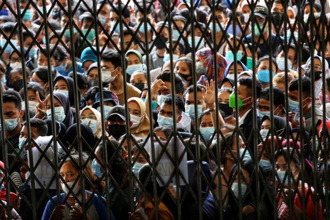 Dịch diễn biến phức tạp, dân Indonesia chen chúc đi tiêm vắc xin  - Ảnh 1.