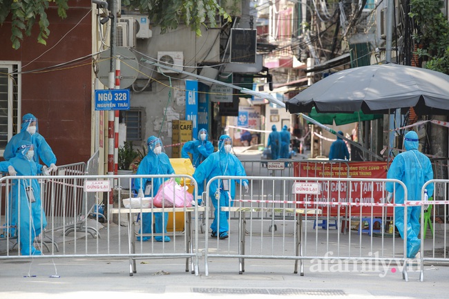 Hà Nội: Di dời khẩn cấp người dân ra khỏi &quot;ổ dịch&quot; Thanh Xuân Trung - Ảnh 1.