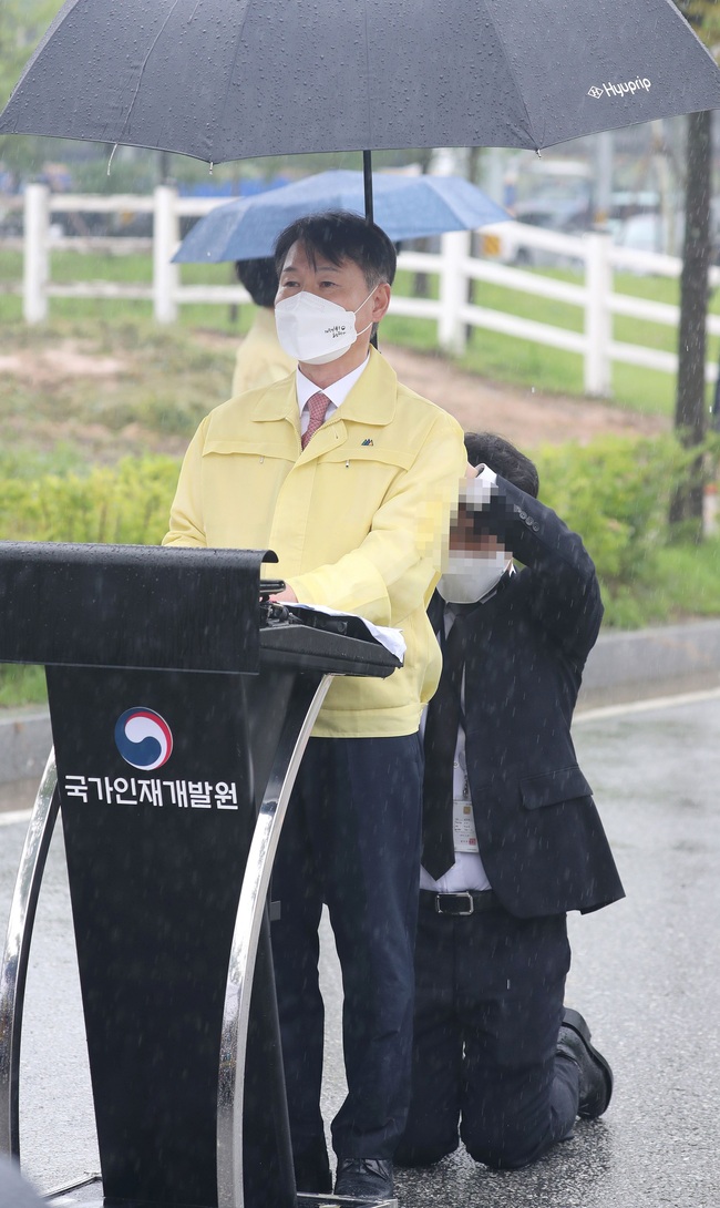 Truyền thông Hàn Quốc tiết lộ đoạn clip toàn cảnh vụ Thứ trưởng để nhân viên quỳ gối cầm ô che mưa suốt 10 phút - Ảnh 2.
