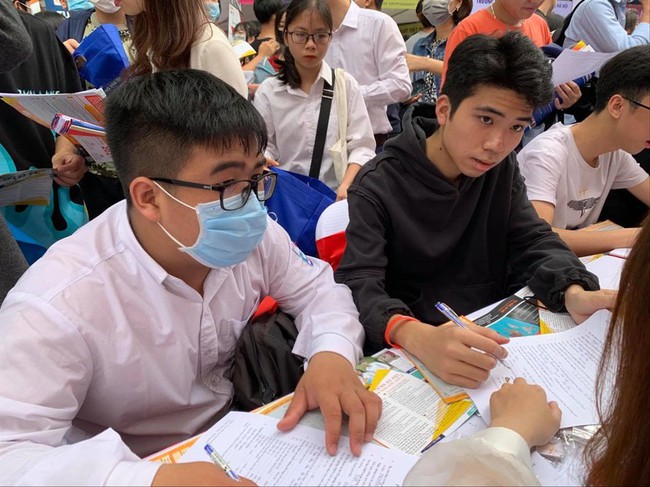 Bộ trưởng GD&ĐT: Đổi mới thi THPT v&agrave; tuyển sinh, x&acirc;y dựng ngay trung t&acirc;m khảo th&iacute; - Ảnh 1.