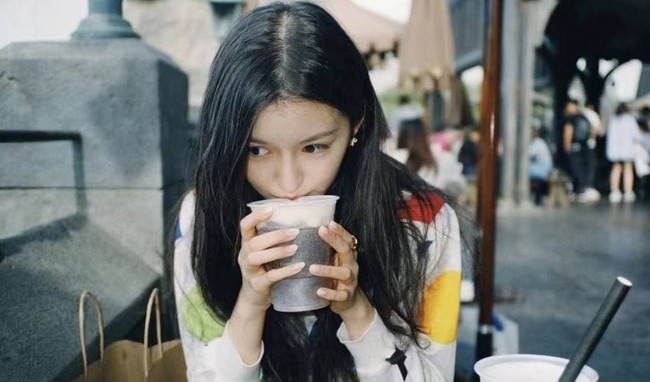 Con gái Vương Phi chứng minh đẳng cấp khi đi uống cà phê với bạn cũng diện túi xách gần 100 triệu - Ảnh 5.