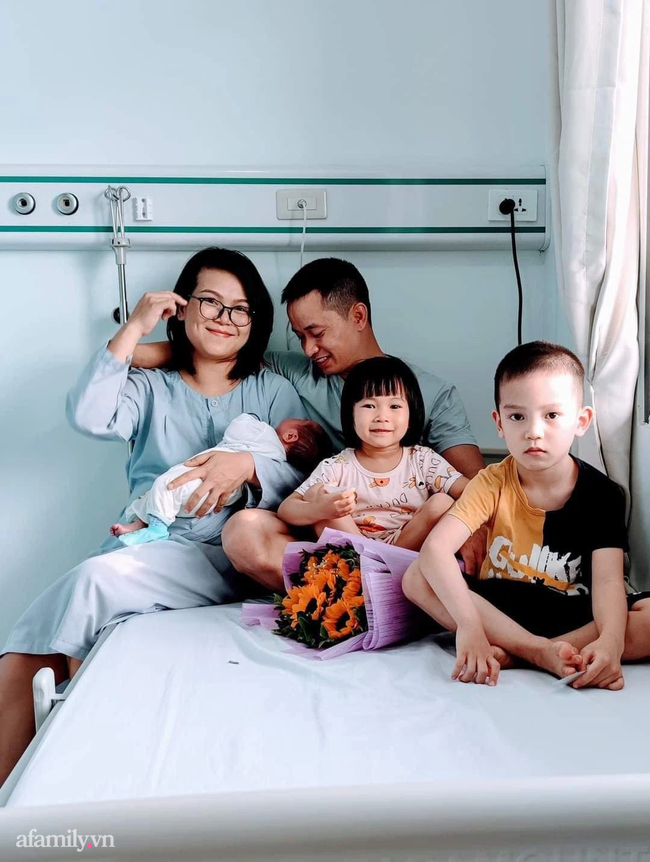Mẹ Hải Phòng 6 năm đẻ 4 con, chồng hy sinh sự nghiệp một tay chăm sóc từ A đến Z - Ảnh 1. Mẹ Hải Phòng 6 năm đẻ 4 con, chồng hy sinh sự nghiệp một tay chăm sóc từ A đến Z - Ảnh 1.