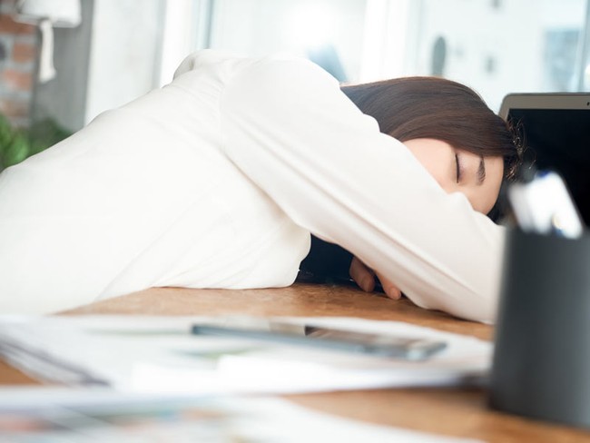 Nghiên cứu chứng minh ngủ trưa quá lâu làm tăng nguy cơ tử vong 30%: Bác sĩ chỉ ra thời lượng ngủ trưa lý tưởng là con số này - Ảnh 1.