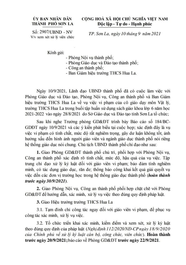 Giáo viên ở Sơn La lộ ảnh &quot;nóng&quot; trong lúc tập huấn trực tuyến SGK, tạm đình chỉ công tác - Ảnh 2.