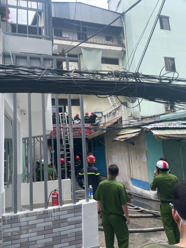 TP.HCM: 40 công nhân, người lao động mắc kẹt trong căn nhà 4 tầng bốc cháy giữa ban ngày - Ảnh 1.