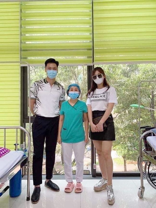 Lộ ảnh Phương Oanh - Mạnh Trường cùng đi tiêm vaccine, che chắn kín mít vẫn được fan khen nức nở vì điều này - Ảnh 1.