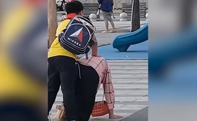 Học sinh tiểu học đánh mẹ giữa phố, 3 bảo vệ đến ngăn cản còn bị đứa trẻ quát mắng, đoạn phim khiến ai cũng lắc đầu ngán ngẩm - Ảnh 2.