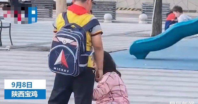 Học sinh tiểu học đánh mẹ giữa phố, 3 bảo vệ đến ngăn cản còn bị đứa trẻ quát mắng, đoạn phim khiến ai cũng lắc đầu ngán ngẩm - Ảnh 1.
