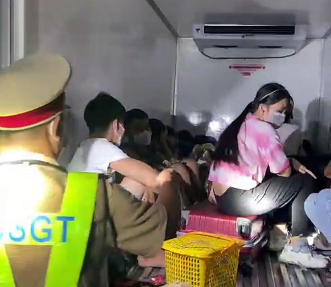 Vụ 15 người chen chúc trong thùng xe đông lạnh 'thông chốt' về quê: 'Có lúc không thở nổi, 2 vợ chồng em phải thay nhau quạt cho con'