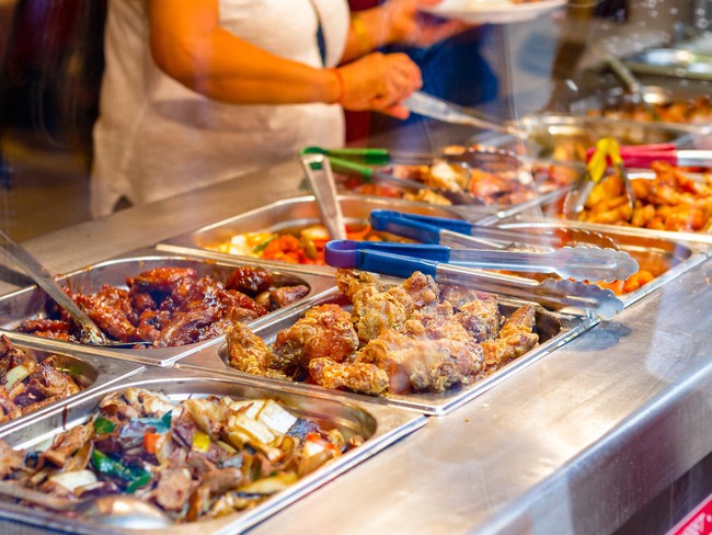 Chuyên gia thực phẩm tiết lộ những món &quot;bẩn nhất&quot; trong nhà hàng buffet: Khách nào cũng thích nhưng có món đầu bếp còn từ chối ăn - Ảnh 1.