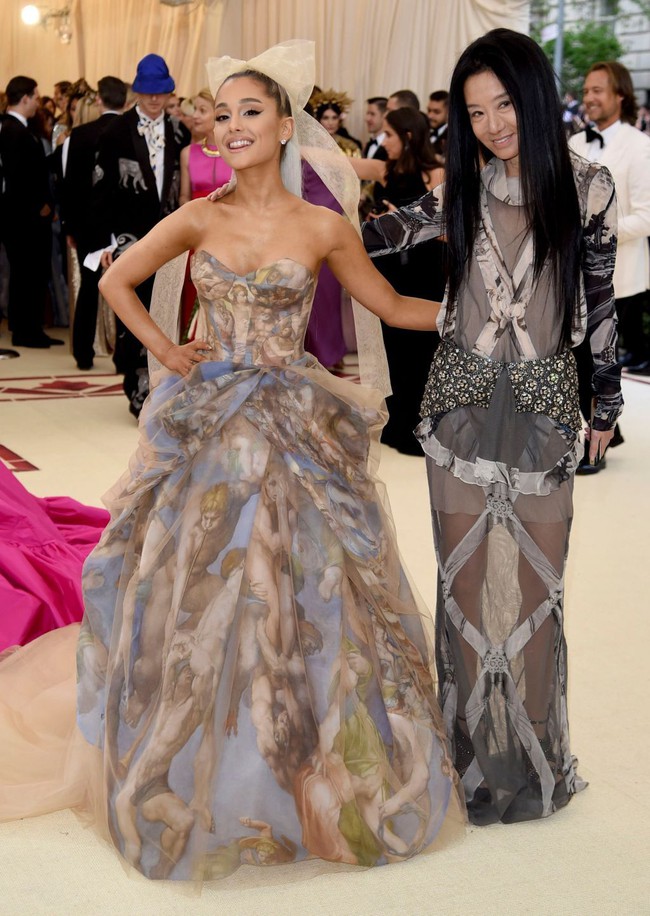 Vera Wang tong teo như "da bọc xương" tại Met Gala 2021, nhưng vẫn chưa là gì với bộ cánh "cô hồn" năm 2017 - Ảnh 5. Vera Wang, Met Gala 2021, Vera Wang lộ dáng tong teo, nhan sắc thật của Vera Wang, nhan sắc tuổi 72 của Vera Wang