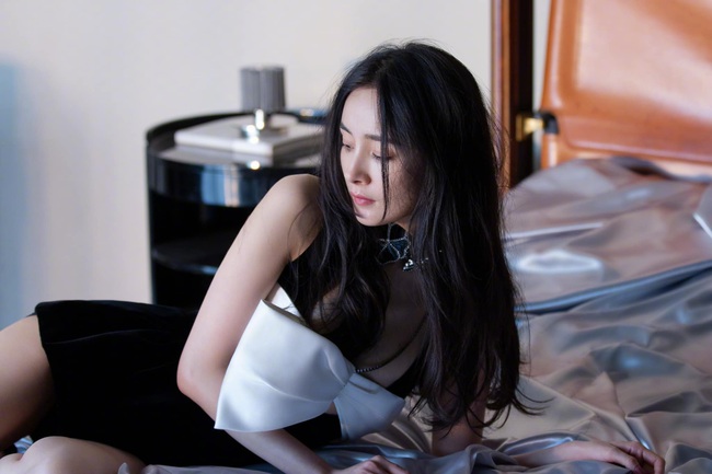 Đã mặc đồ cũ tại Met Gala 2021, Rosé còn đụng hàng Dương Mịch: Dù nhạt nhưng vẫn ăn đứt "đàn chị" chỉ bởi một chi tiết - Ảnh 7. Rosé (Black Pink), Black Pink, Dương Mịch, sao Hoa ngữ, sao Hàn, Met Gala 2021, Rosé tại Met Gala 2021, Rosé đụng hàng, Rosé bị chê nhạt tại Met Gala