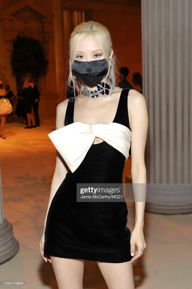 Dươg Mịcha - Ảnh 2. Rosé (Black Pink), Black Pink, Dương Mịch, sao Hoa ngữ, sao Hàn, Met Gala 2021, Rosé tại Met Gala 2021, Rosé đụng hàng, Rosé bị chê nhạt tại Met Gala