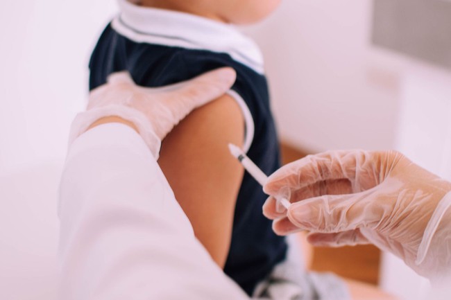 Vì sao chế tạo vắc xin dành cho trẻ em lại mất nhiều thời gian hơn vắc xin dành cho người lớn? - Ảnh 1.