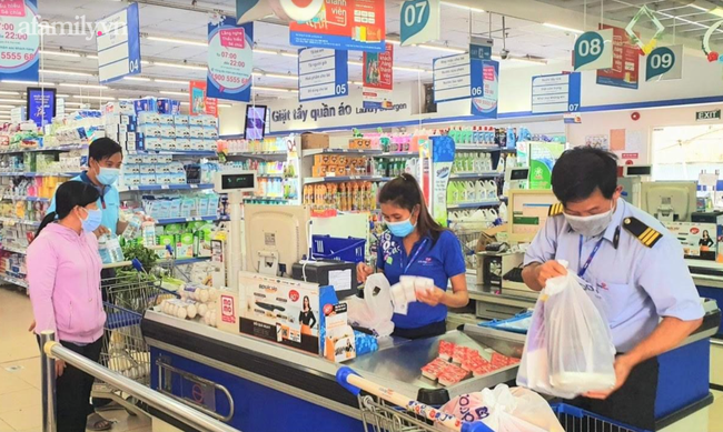 Những khách hàng đầu tiên tại &quot;vùng xanh&quot; ở TP.HCM đi siêu thị sau chuỗi ngày dài giãn cách xã hội - Ảnh 5.