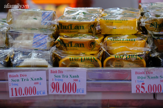 "Biển người" xếp hàng san sát vào mua bánh trung thu Như Lan nổi tiếng Sài Gòn trong thời điểm giãn cách - Ảnh 5.