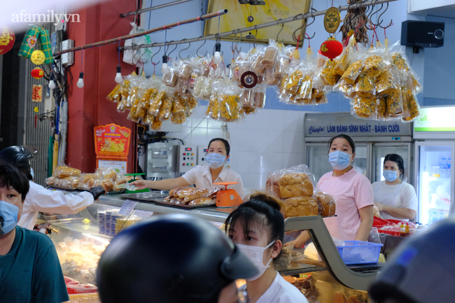 "Biển người" xếp hàng san sát vào mua bánh trung thu Như Lan nổi tiếng Sài Gòn trong thời điểm giãn cách - Ảnh 6.