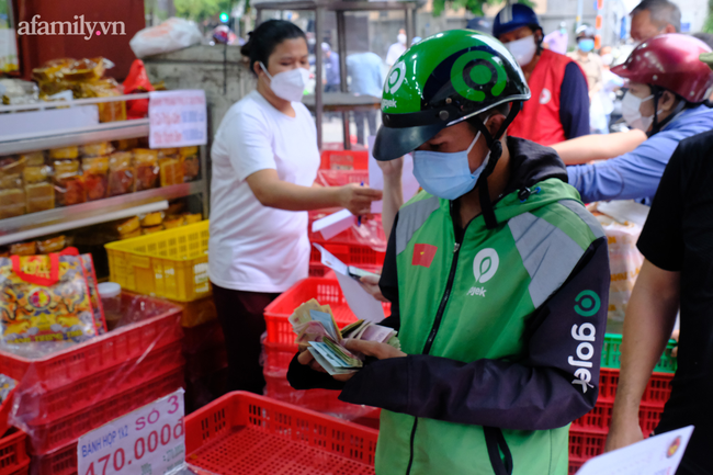 "Biển người" xếp hàng san sát vào mua bánh trung thu Như Lan nổi tiếng Sài Gòn trong thời điểm giãn cách - Ảnh 7.