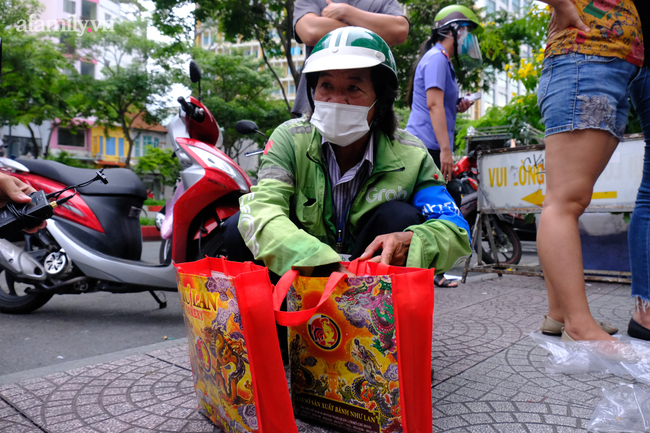 "Biển người" xếp hàng san sát vào mua bánh trung thu Như Lan nổi tiếng Sài Gòn trong thời điểm giãn cách - Ảnh 10.