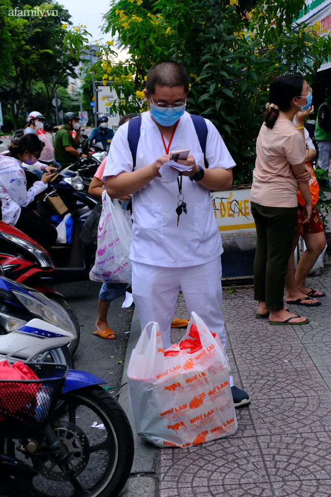 "Biển người" xếp hàng san sát vào mua bánh trung thu Như Lan nổi tiếng Sài Gòn trong thời điểm giãn cách - Ảnh 8.