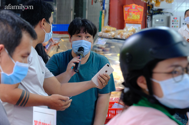 "Biển người" xếp hàng san sát vào mua bánh trung thu Như Lan nổi tiếng Sài Gòn trong thời điểm giãn cách - Ảnh 9.