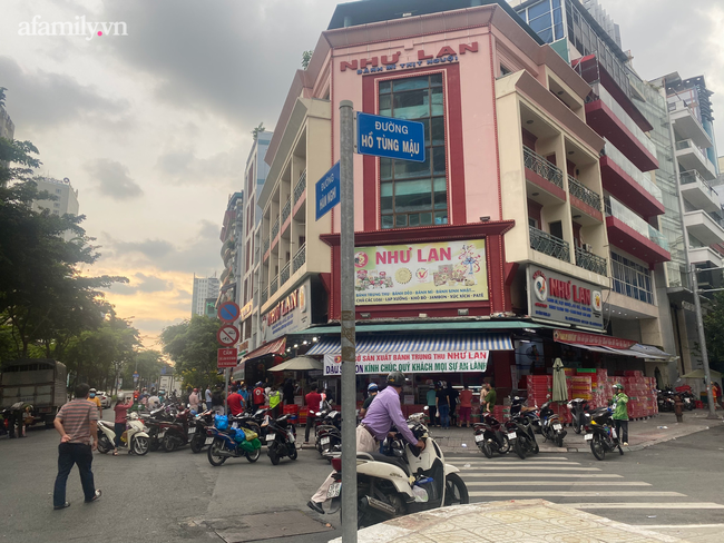 "Biển người" xếp hàng san sát vào mua bánh trung thu Như Lan nổi tiếng Sài Gòn trong thời điểm giãn cách - Ảnh 1.