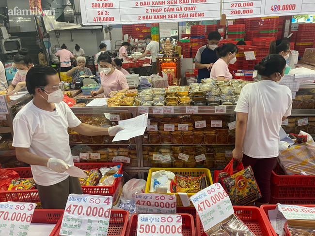 &quot;Biển người&quot; xếp hàng san sát vào mua bánh trung thu Như Lan nổi tiếng Sài Gòn trong thời điểm giãn cách - Ảnh 3.