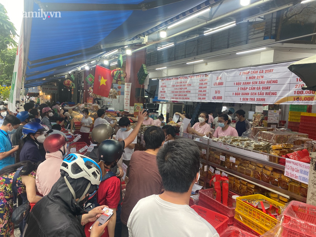 &quot;Biển người&quot; xếp hàng san sát vào mua bánh trung thu Như Lan nổi tiếng Sài Gòn trong thời điểm giãn cách - Ảnh 2.