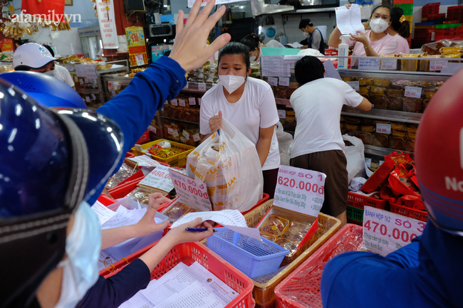 &quot;Biển người&quot; xếp hàng san sát vào mua bánh trung thu Như Lan nổi tiếng Sài Gòn trong thời điểm giãn cách - Ảnh 4.