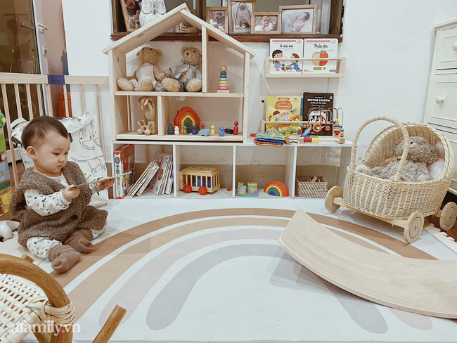 Mẹ đảm thiết kế không gian cho bé cưng tone màu gỗ mộc, nhiều đồ nhưng khéo sắp xếp vừa xinh trong phòng 15m2 - Ảnh 2.
