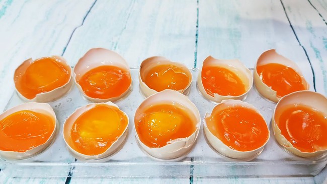Cách làm trứng muối &quot;thần tốc&quot;: Bình thường cần ít nhất 4 tuần nhưng làm thế này thì chỉ 2 ngày là xong! - Ảnh 1.