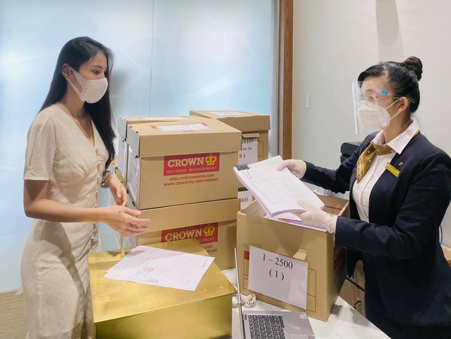 Cận cảnh 18.000 tờ sao kê xếp thành từng thùng giấy lớn Thủy Tiên vừa nhận tại ngân hàng - Ảnh 2.