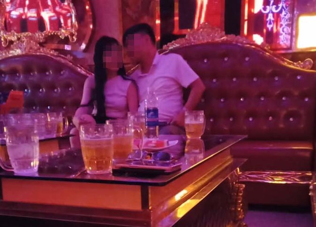 Bắt quả tang chồng đi hát karaoke “tay vịn” còn nhận một cái tát thẳng mặt, cô vợ hiền lành có màn vùng lên ngoạn mục khiến gã vũ phu không tin vào mắt mình! - Ảnh 2. Bắt quả tang chồng đi hát karaoke “tay vịn” còn nhận một cái tát thẳng mặt, cô vợ hiền lành có màn vùng lên ngoạn mục khiến gã vũ phu không tin vào mắt mình! - Ảnh 2.