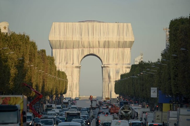 Khải Hoàn Môn biểu tượng của Paris được bọc kín trong 25.000 m2 vải - Ảnh 1.