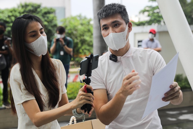 Clip Thủy Tiên - Công Vinh "ông nói gà, bà nói vịt" mâu thuẫn nhau khi giải trình sao kê - Ảnh 3.