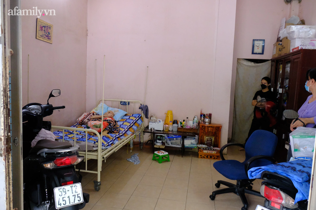 Bác sĩ Sài Gòn quên Lễ 2/9, vào tận nhà khám bệnh, tiêm vắc xin COVID-19 cho bà cụ nằm liệt giường và sản phụ - Ảnh 4.