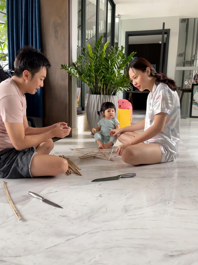 Gia đình giàu nức tiếng nhưng Cường Đô La và Đàm Thu Trang vẫn tự tay làm món quà Trung thu giản dị này cho con gái - Ảnh 2.