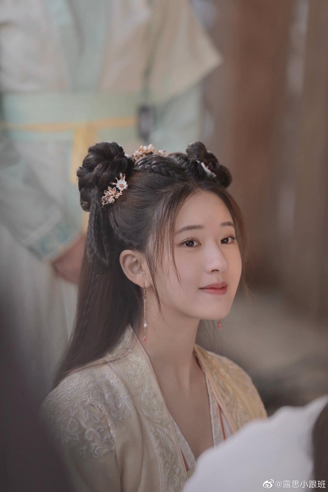 Quốc Tử Giám có 1 nữ đệ tử lên sóng: Triệu Lộ Tư vừa xinh vừa ngọt, đúng kiểu sinh ra để làm nữ chính ngôn tình - Ảnh 2. Quốc Tử Giám có 1 nữ đệ tử lên sóng: Triệu Lộ Tư vừa xinh vừa ngọt, đúng kiểu sinh ra để làm nữ chính ngôn tình - Ảnh 2.
