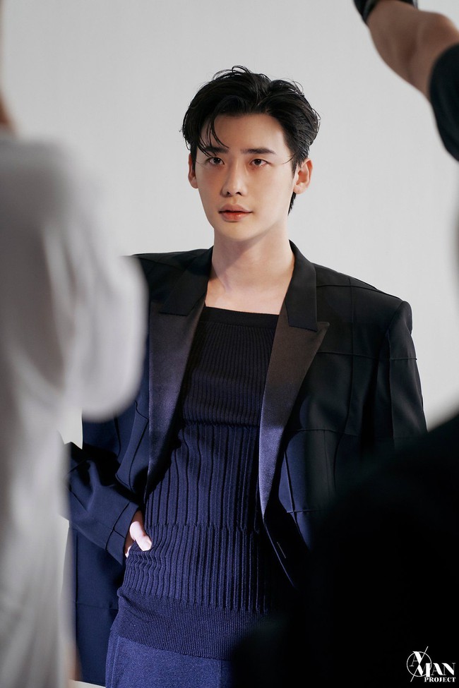 Lee Jong Suk khiến netizen “u mê” với gương mặt hút hồn cùng thân hình chuẩn tỷ lệ vàng - Ảnh 1.