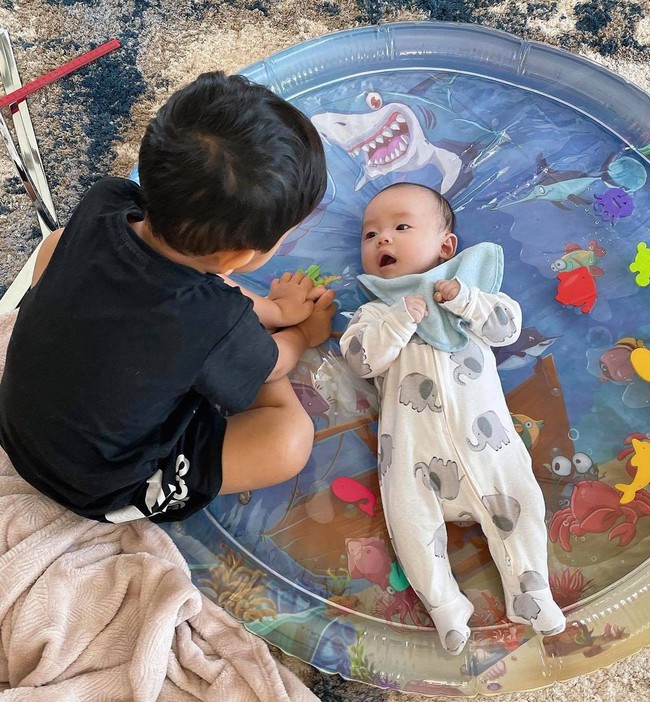 Phạm Hương khoe khoảnh khắc ngọt ngào của 2 con trai, bé Apollo diện đồ hàng hiệu nhưng rẻ bất ngờ - Ảnh 1. Phạm Hương khoe khoảnh khắc ngọt ngào của 2 con trai, bé Apollo diện đồ hàng hiệu nhưng rẻ bất ngờ - Ảnh 1.