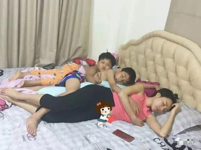 Bức ảnh nữ diễn viên ngủ chung với hai con trai gây tranh cãi: Soi kĩ mới thấy cánh tay &quot;có vấn đề&quot; - Ảnh 2.