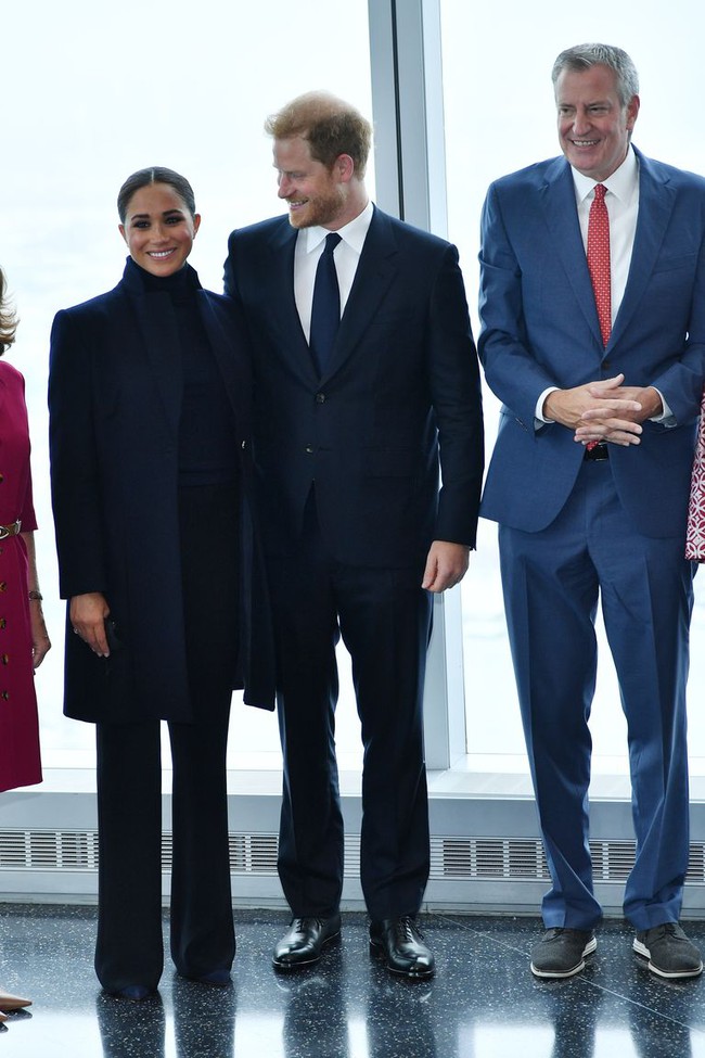 Meghan ch&iacute;nh thức t&aacute;i xuất sau khi sinh con g&aacute;i, cố tỏ ra thần th&aacute;i đỉnh cao nhưng vẫn lộ chi tiết k&eacute;m sang - Ảnh 3.